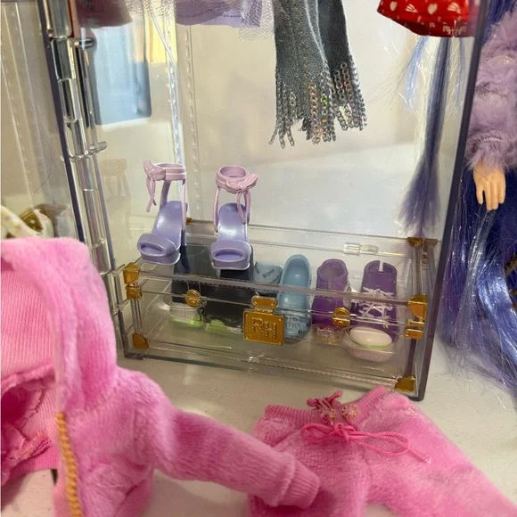 Rainbow High Deluxe Fashion Closet Playset with Doll, Clothes, Shoes and More! - Picture 10 of 12